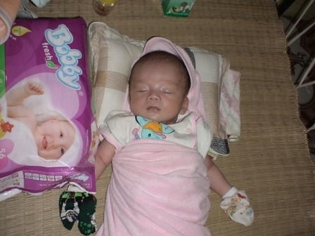 Những đứa trẻ nằm bất động tố cáo lối sống "thoáng" của các cặp đôi sinh viên